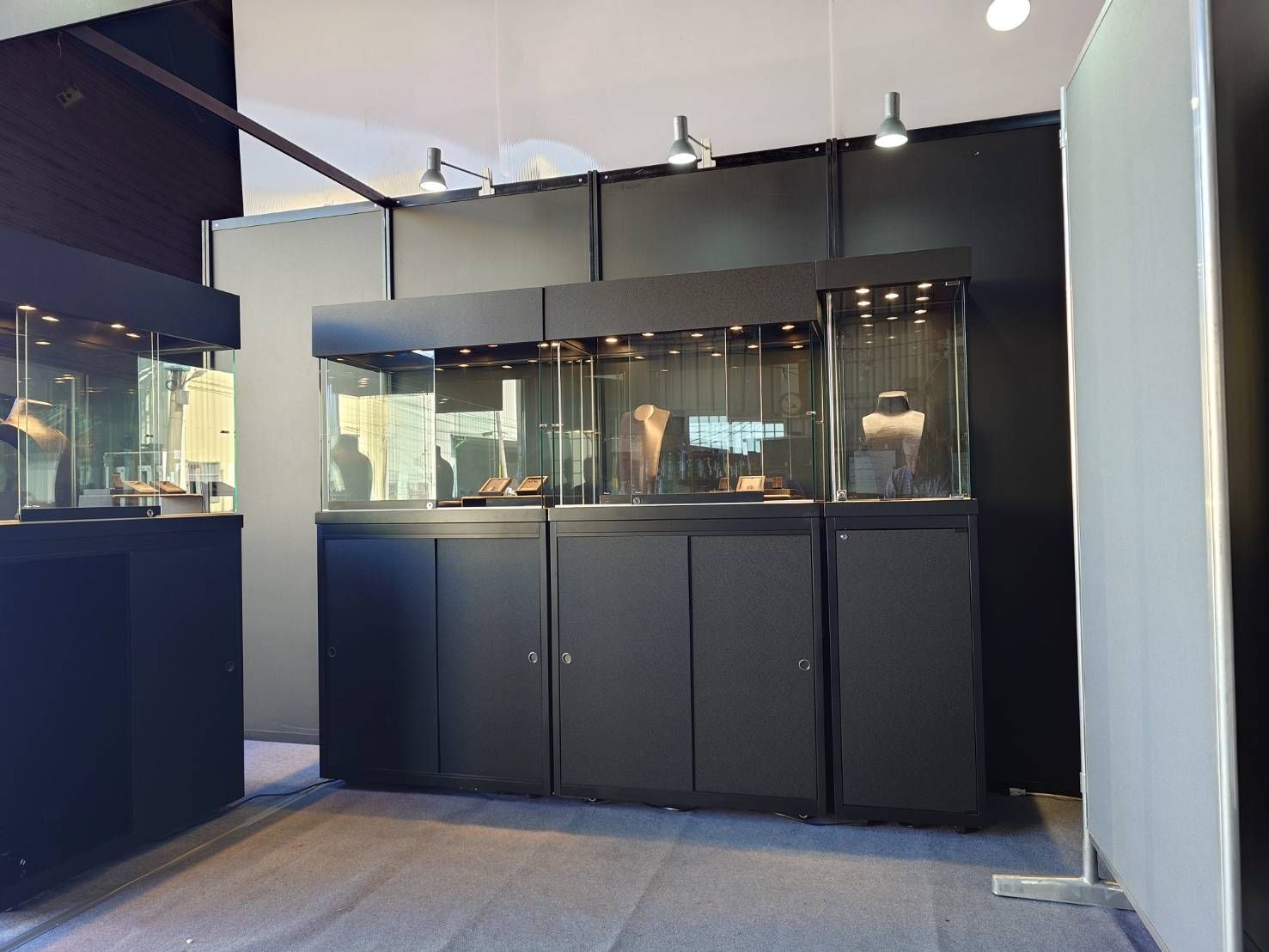 維得立展櫃展場實拍,黑色皮革紋櫃體與無框玻璃展示箱
